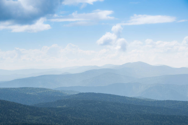山脈の上の厚い雲、青い霞の丘 - 写真・画像