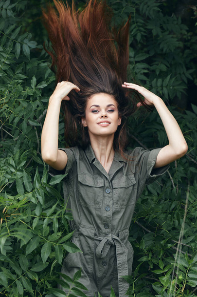 Γυναίκα στο δάσος κύμα μαλλιά και πράσινο θάμνους χαμόγελο καλοκαίρι - Φωτογραφία, εικόνα