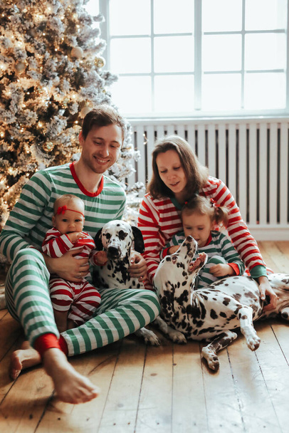 schöne Familie während der Weihnachtsfeier Veranstaltung - Foto, Bild