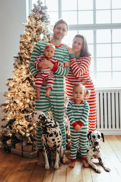 Noel kutlama etkinliği sırasında Lovely aile - Fotoğraf, Görsel