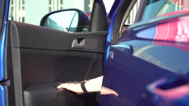 Blauer glänzender Sportwagen offene Seitentür - Filmmaterial, Video