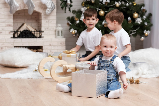 Children under Christmas tree - Фото, зображення