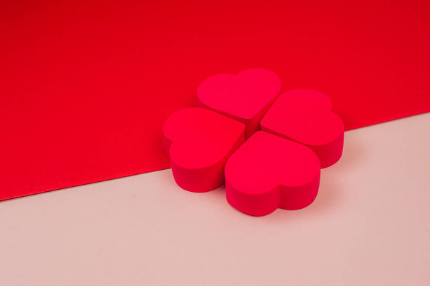 Четыре красных сердца на красно-розовом фоне. Высокое качество фото - Фото, изображение