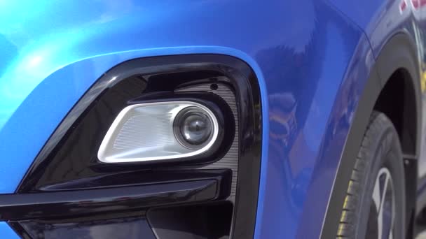 Azul profundo azul marino coche de negocios con luces delanteras brillantes color brillante - Metraje, vídeo