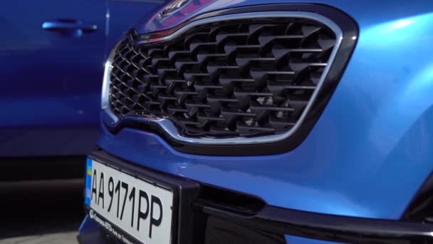 Niebieski głęboki granatowy samochód służbowy z błyszczącymi przednimi światłami kolor jasny - Materiał filmowy, wideo
