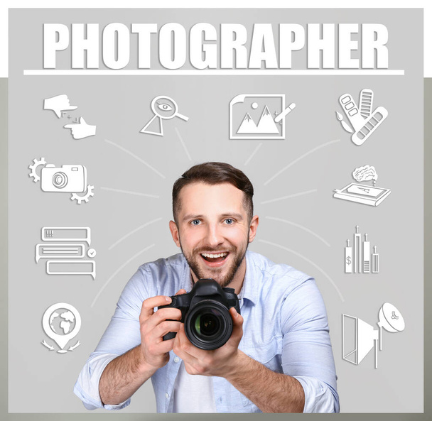 Νεαρός με φωτογραφική μηχανή και βασικές δεξιότητες του φωτογράφου σε γκρι φόντο - Φωτογραφία, εικόνα