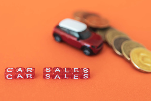 Autoverkauf besteht die Inschrift aus Buchstaben auf roten Würfeln, der Verkäufer von Gebrauchtwagen - Foto, Bild