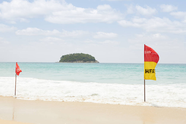 Vista della bandiera di avvertimento sulla bella spiaggia tropicale calda durante la stagione di legge - Foto, immagini