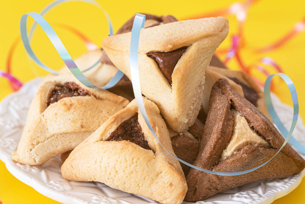 Geleneksel Yahudi Hamantaschen kurabiyeleri. Purim kutlaması konsepti. Yahudi karnavalı tatil geçmişi. - Fotoğraf, Görsel