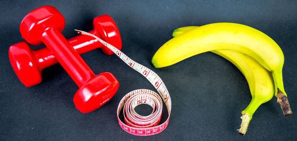 Program pro hubnutí s nízkou kalorií a každodenní cvičení. Snížení velikosti stravy a pasu se zdravým ovocem a tréninkem činek - Fotografie, Obrázek