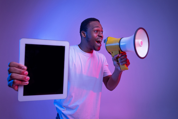 Africano cara fazendo anúncio com alto-falante e segurando Digital Tablet, Neon Lighting - Foto, Imagem