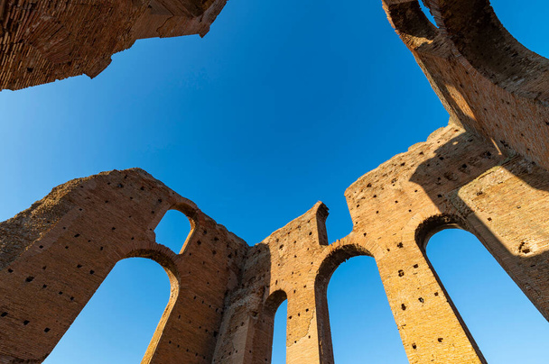 Una gran imagen de la Villa Imperial de los Quintilii, detalle arquitectónico del caldario, los baños, en un hermoso día de cielo azul las ruinas se destacan en el azul. Roma Appia Antica - Foto, imagen