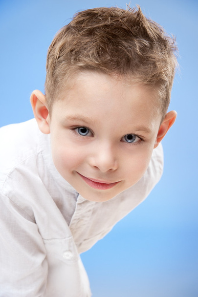 Little  boy in white - Foto, afbeelding