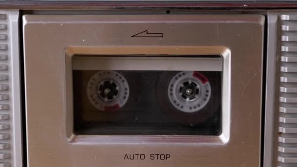 Stara, przezroczysta kaseta magnetofonowa z lat 90-tych Wewnątrz Gray Vintage Tape Recorder. Powiększenie - Materiał filmowy, wideo