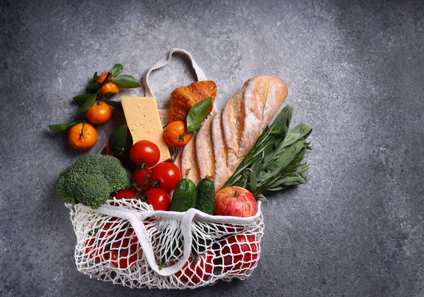 frutas y verduras frescas en bolsa de hilo - Foto, imagen