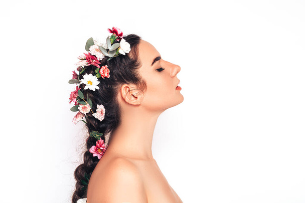 Krásná nymfa žena na bílém pozadí, ve vlasech má květiny a věnec květin - Fotografie, Obrázek