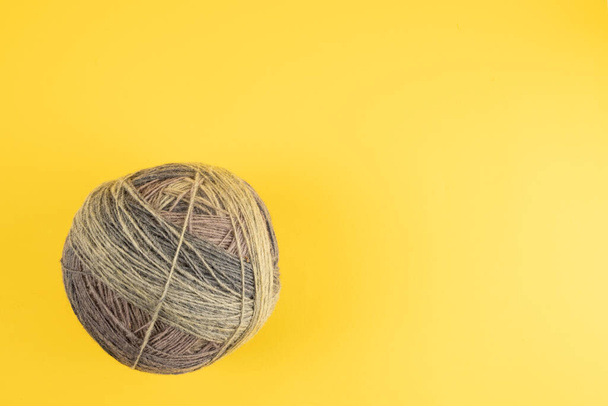 Bola de lana gris sobre fondo amarillo - Foto, imagen