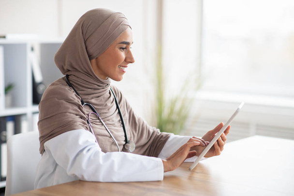 Nainen lääkäri muslimi nainen käyttää digita tabletti - Valokuva, kuva
