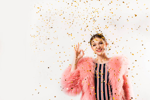 Lustige Frau feiert mit Luftballons isoliert weiß. Zeigt Hand in Hand. in rosa Pelzmantel, goldenem Lametta. Lebhafte Emotionen, Überraschung und Freude, Lachen und Schreien.Geburtstagsfeier - Foto, Bild