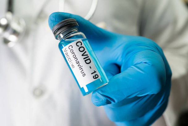 Coronavirus Covid-19 vakcina kifejlesztése orvosi fecskendővel tüdőgyulladásos betegek kezelésére. - Fotó, kép