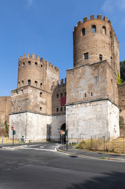 Porta San Sebastiano, de grootste van de poorten in de verdedigingsmuren van de Aureliaanse Muren, van hier voorbij de Via Appia, de regina viarum. Regina Viarum Italië - Foto, afbeelding