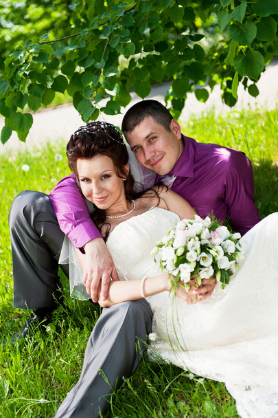 Groom and bride in park - Fotografie, Obrázek