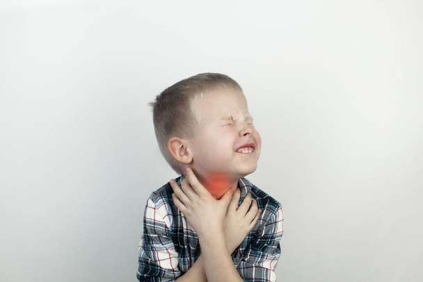 Lastenlääkäri tutkii pojan, joka valittaa kurkkukipua. Henkitorven sairauksien diagnosointi. Angina, nielurisatulehdus, nielutulehdus, kipu nenänielussa. Lasten sairaanhoidon käsite - Valokuva, kuva