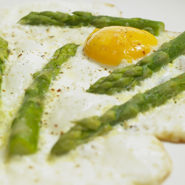 omelete de ovo com aspargo verde
 - Foto, Imagem