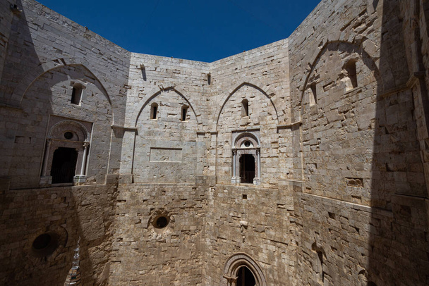 Αντρία, Πούλια, Καστέλ ντελ Μόντε. Το Castel del Monte είναι ένα φρούριο του 13ου αιώνα που χτίστηκε από τον αυτοκράτορα της Αγίας Ρωμαϊκής Αυτοκρατορίας Φρειδερίκο Β 'στο οροπέδιο του δυτικού Murge, στην Πούλια.. - Φωτογραφία, εικόνα