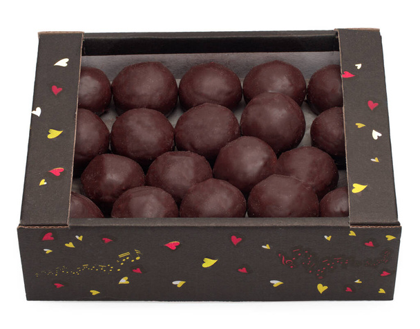 Csokoládé édességek a dobozban elszigetelt fehér alapon - Fotó, kép