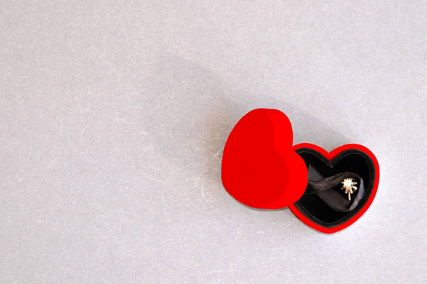 İçinde nişan yüzüğü olan kalp şeklinde bir kutu. - Fotoğraf, Görsel