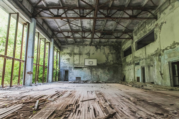 Заброшенный разрушенный школьный спортзал в Припяти - Фото, изображение