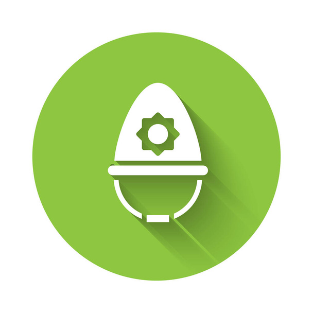 Ícone de capacete da polícia britânica branco isolado com sombra longa. Botão de círculo verde. Vetor. - Vetor, Imagem