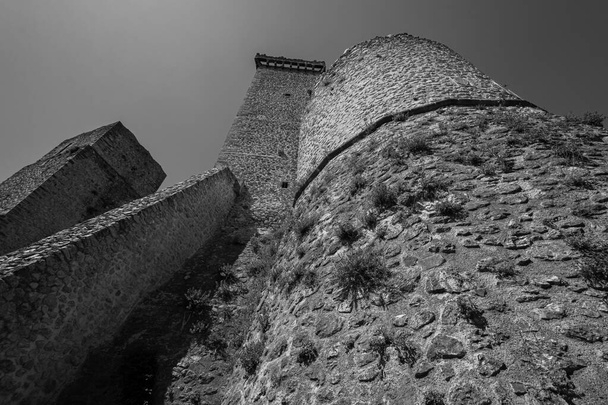 Pacentro, L 'Aquila, Abruzzo. Castelo de Caldora. O castelo Caldora ou castelo Cantelmo é uma antiga fortificação de Abruzzo, localizado no centro histórico de Pacentro, na província de L 'Aquila. - Foto, Imagem