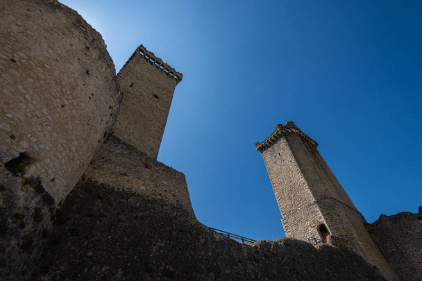 Pacentro, L 'Aquila, Abruzzo. Castelo de Caldora. O castelo Caldora ou castelo Cantelmo é uma antiga fortificação de Abruzzo, localizado no centro histórico de Pacentro, na província de L 'Aquila. - Foto, Imagem