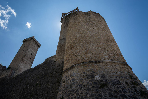 Pacentro, L 'Aquila, Abruzos. Castillo de Caldora. El castillo de Caldora o castillo Cantelmo es una antigua fortificación de Abruzos, situado en el centro histórico de Pacentro, en la provincia de L 'Aquila. - Foto, imagen