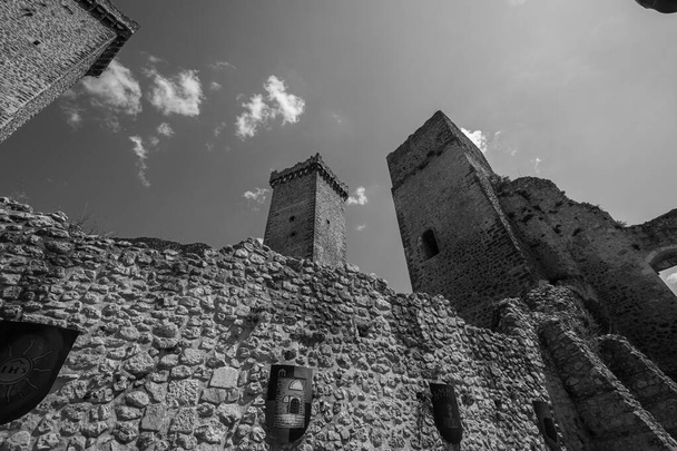 Pacentro, L'Aquila, Abruzzes. Château de Caldora. Le château Caldora ou château Cantelmo est une ancienne fortification des Abruzzes, situé dans le centre historique de Pacentro, dans la province de L'Aquila. - Photo, image