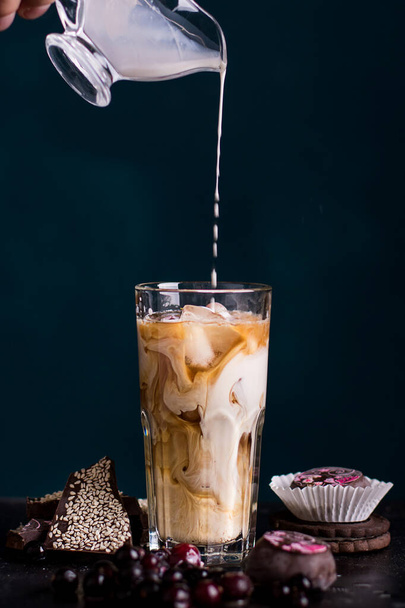 Φρέσκο καφέ με κρέμα και ζάχαρη - Φωτογραφία, εικόνα