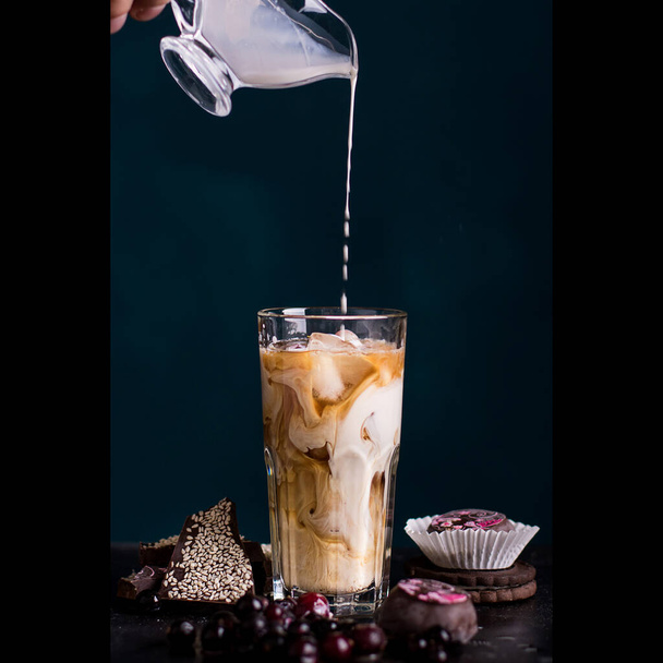 Свежий кофе со сливками и сахаром - Фото, изображение