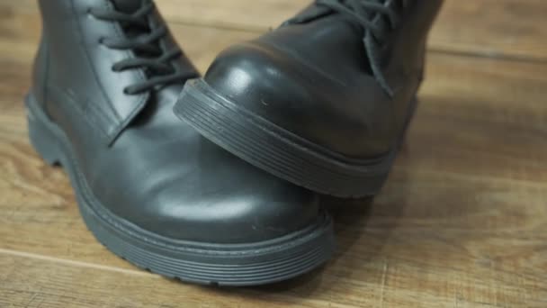 Drahé luxusní kožené boty pro muže na vinobraní dřevěné pozadí - Záběry, video