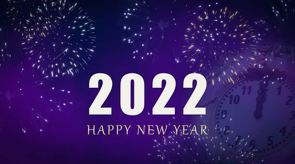 Mutlu yıllar 2022. Kutlama kartı havai fişekler ve solmuş mor gökyüzü arkaplanlı saat.. - Fotoğraf, Görsel
