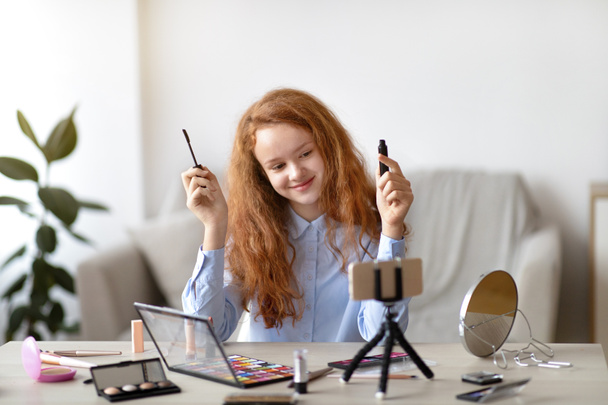 Hymyilevä teini tyttö tallennus hänen kauneus blogi, tekee meikki - Valokuva, kuva