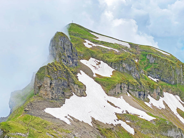 Alpine peak Forstberg of the mountain range First and in the Schwyz Alps mountain massif, Oberiberg - Canton of Schwyz, Switzerland (Kanton Schwyz, Schweiz) - Foto, Imagen