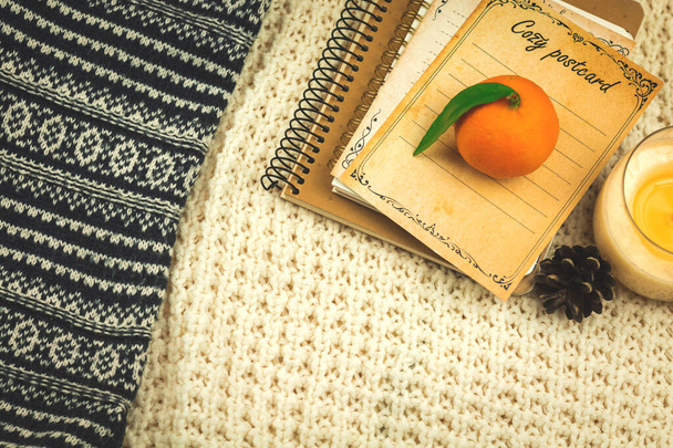 Acogedor hogar comodidad concepto plantilla de invierno, fondo de suéteres de punto, libros y mandarinas, copiar espacio composición foto - Foto, Imagen