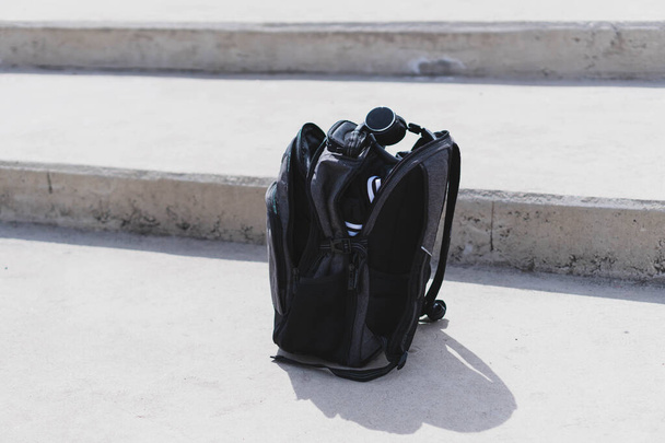 Рюкзак с одеждой и аксессуарами. - Фото, изображение