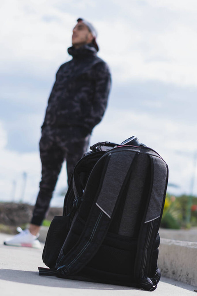 Backpack with clothes and accessories to do sports anywhere. - Foto, afbeelding