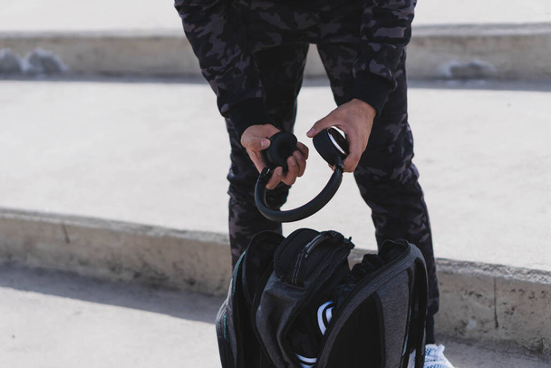 Рюкзак с одеждой и аксессуарами. - Фото, изображение