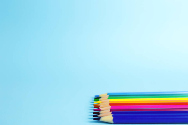 Ceruzák különböző színű a kék háttér - Fotó, kép