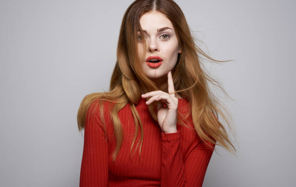 Kaunis nainen punainen pusero kirkas meikki harmaa tausta rajattu näkymä - Valokuva, kuva