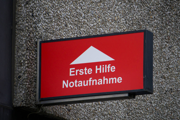 Señal roja Erste Hilfe Notaufnahme, alemán para primeros auxilios Sala de Emergencia - Foto, Imagen